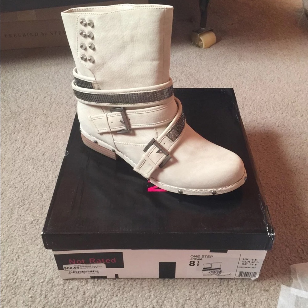 *NEW* Not rated boots. Size 8.5.